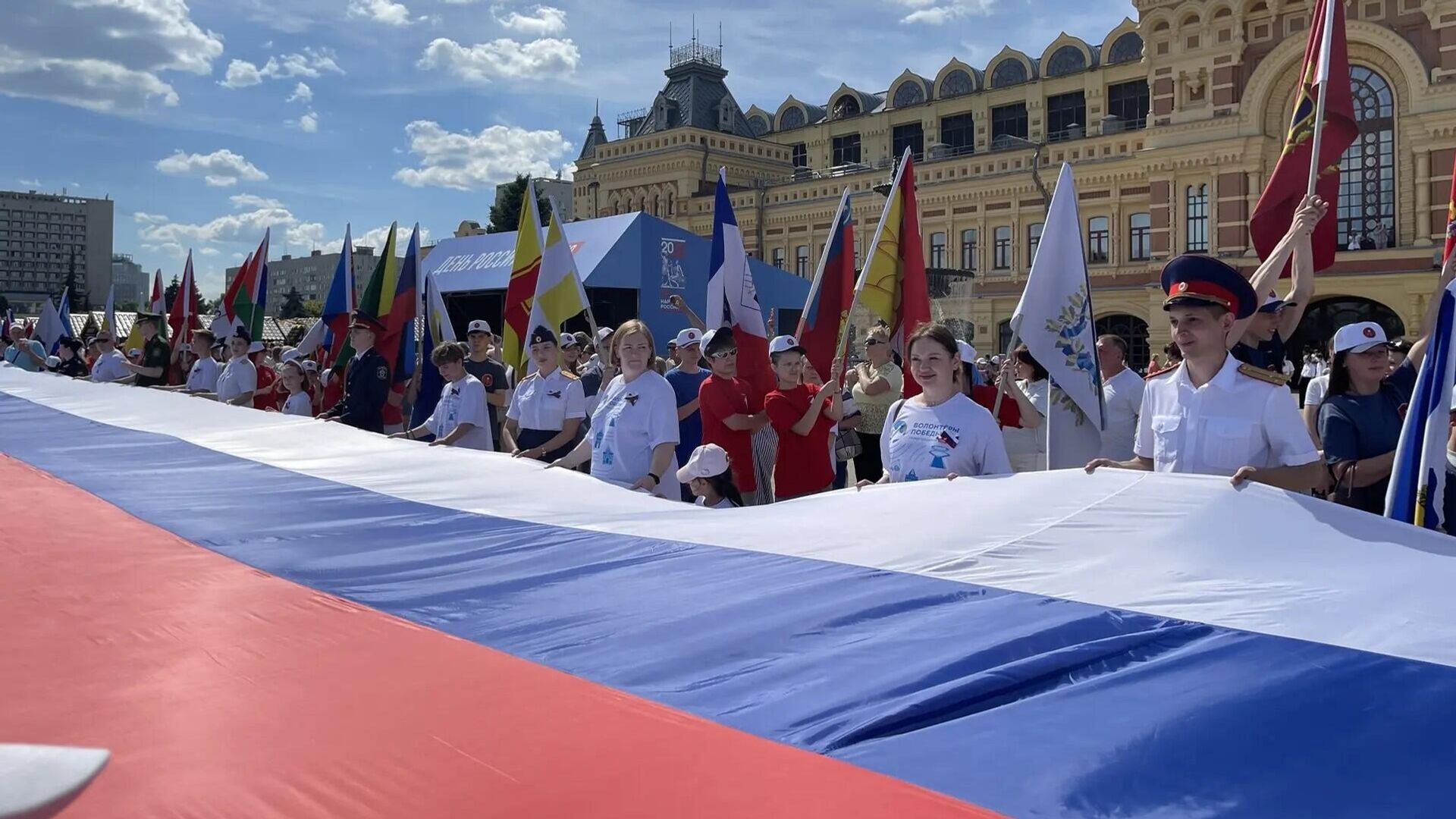 В Нижнем Новгороде развернули 100-метровый флаг России