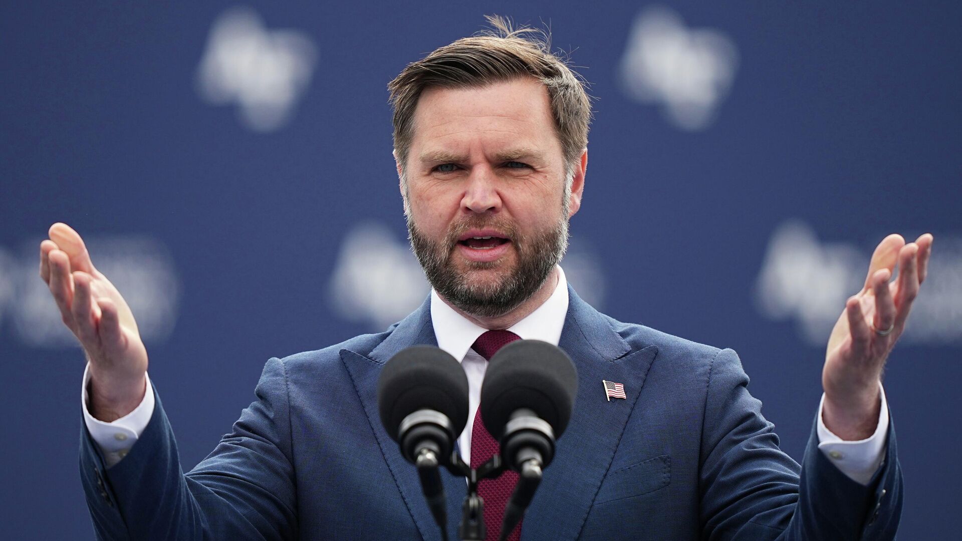 США намерены способствовать завершению конфликта в Ливане, заявил Вэнс