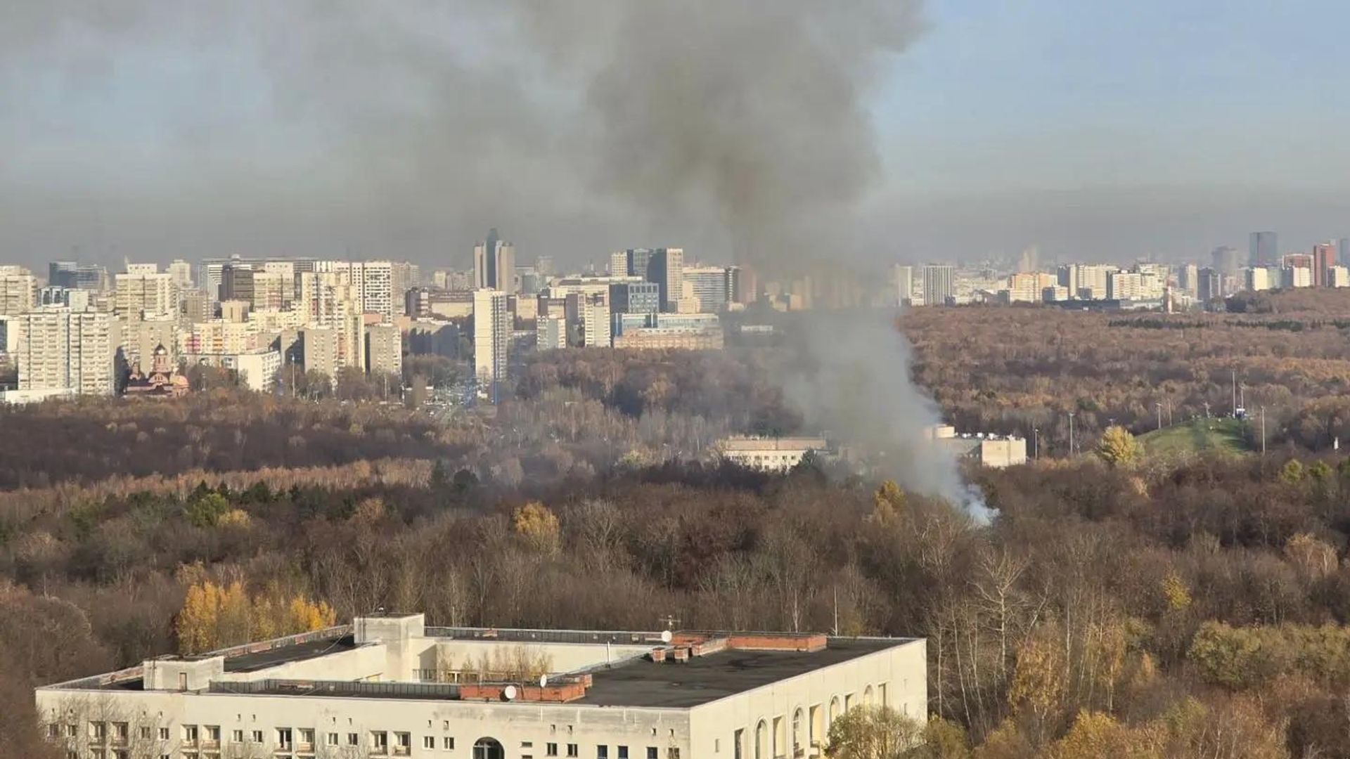 В Москве при тушении пожара в санатории пострадали двое спасателей