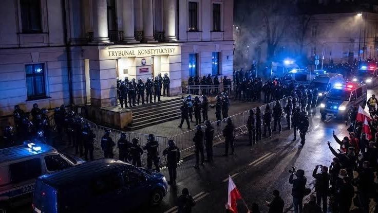 Столкновения у здания Конституционного суда Польши не прекращаются